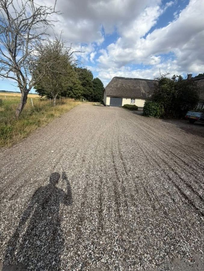 Samme gårdsplads efter: rent, nyrevet grus